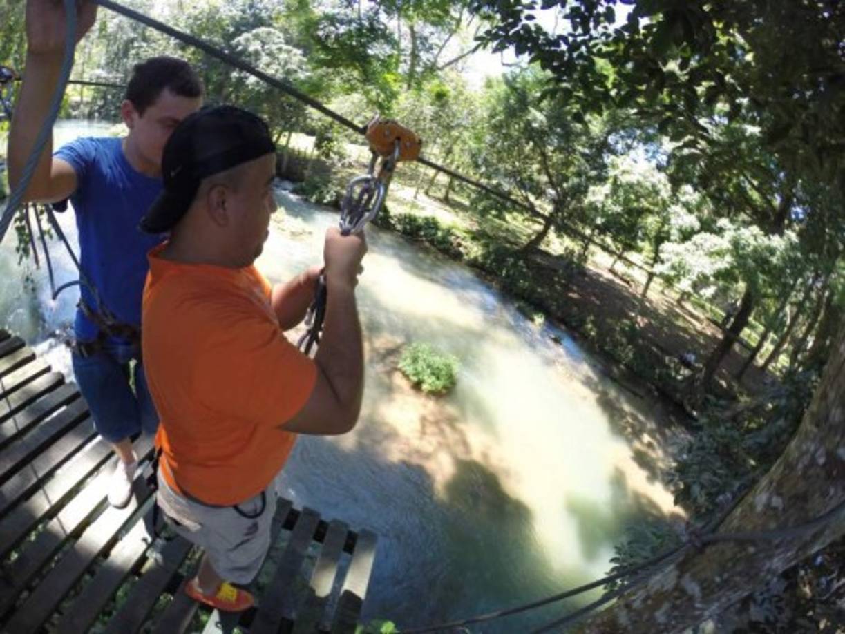El rafting en la zona de Pulhapanzak y en otros sitios cercanos al Lago de Yojoa son una alternativa llamativa para los más arriesgados.